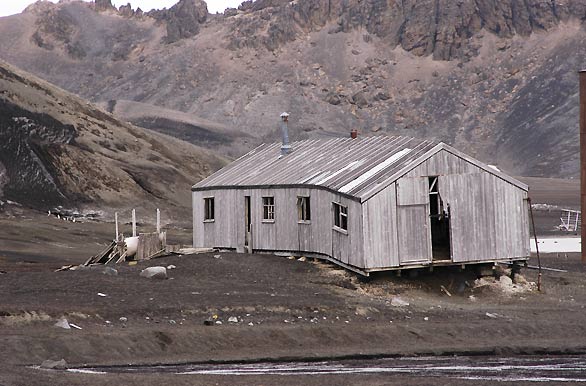 Antiguo refugio en la Isla Decepcin - Antrtida