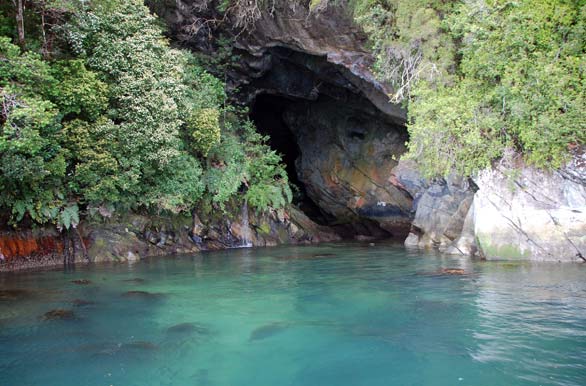 Sagrada cueva en el Delta - Puerto Ral Marn Balmaceda