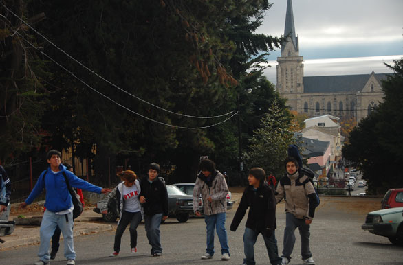 Estudiantes por la calle Beschtedt - San Carlos de Bariloche