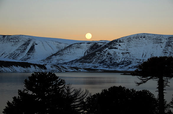La luna sobre el lago Caviahue - Caviahue