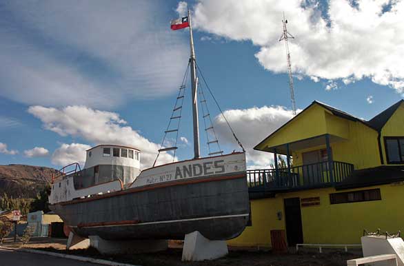 Antiguo barco ingl�s traido a Chile en el a�o 1922 - Chile Chico / Lago G. Carrera, 