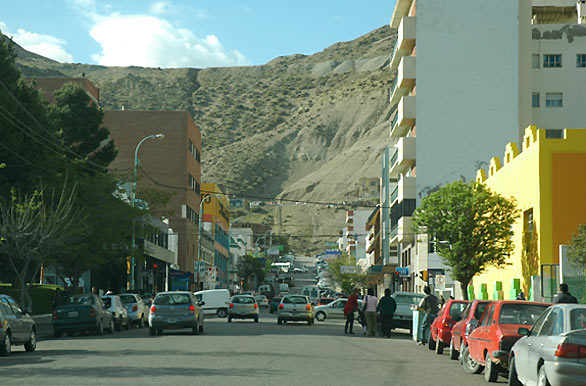 Calle de la ciudad con vista al Chenque - Comodoro Rivadavia