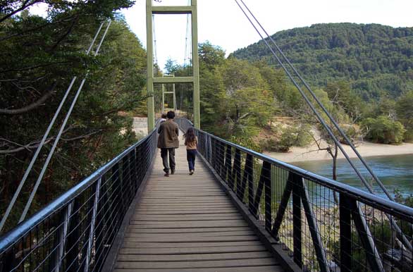 Puente colgante sobre el Arrayanes - El Bolsn