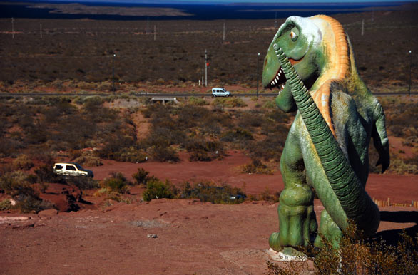 Giganotosaurus observa la ruta a El Chocn - Villa El Chocn