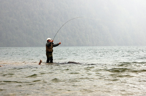 Pello pescando en el Lago Rosselot - La Junta