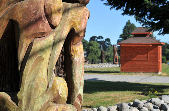 Abrazo, de Olga Disi, escultura en laurel - Llanquihue
