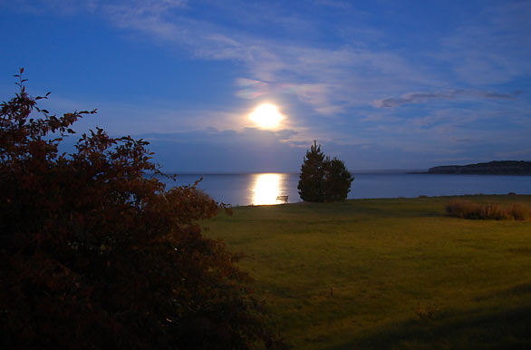 Reflejos de la luna en el lago - Los Antiguos