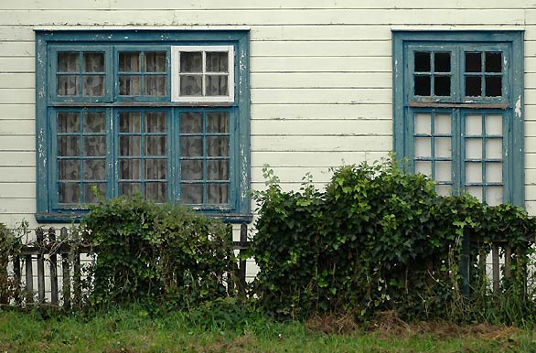 Detalle cerca y ventanas - Osorno