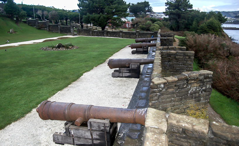 Cañones de bronce que dominaban la entrada al puerto
