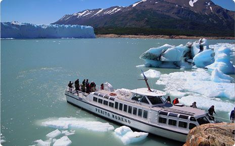 Navegaci�n para mirar el glaciar Perito Moreno