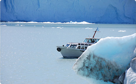 Navegaci�n para mirar el glaciar Perito Moreno