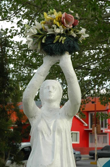 Estatuas en las plazoletas de la Av. G. Ibaez - Cte. Luis Piedra Buena