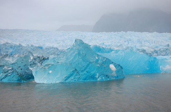 Sorteando bloques de hielo azul - Puerto Aysn