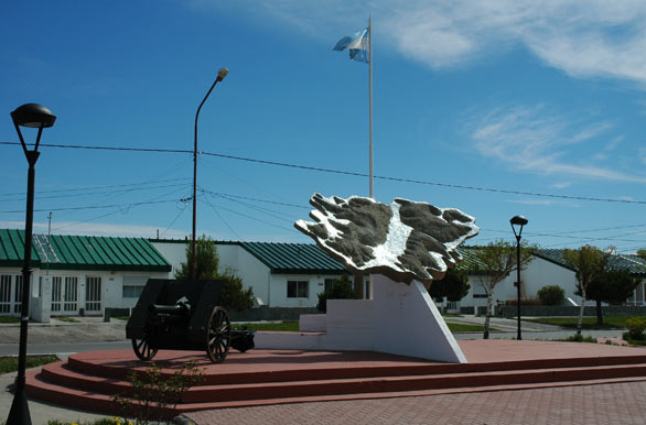 Monumento a Malvinas - Puerto Santa Cruz