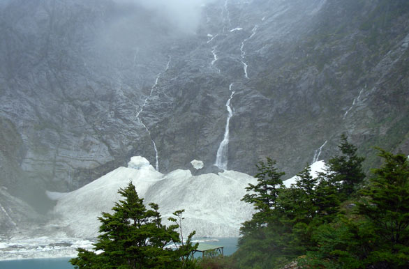 Hanging snowdrift, Queulat National Park - Puyuhuapi
