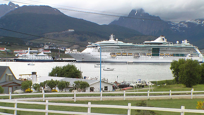 Grandes cruceros en puerto Ushuaia - Ushuaia