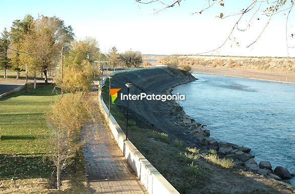 Paseo de la costanera junto al Puente Dique, sobre la margen izquierda del Ro Colorado - Colonia 25 de Mayo