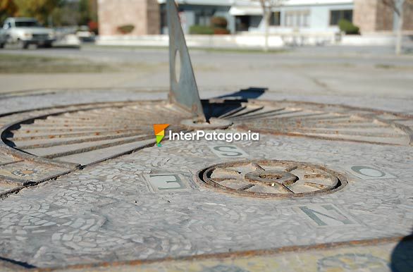 Reloj de sol en la plaza del sol - Colonia 25 de Mayo