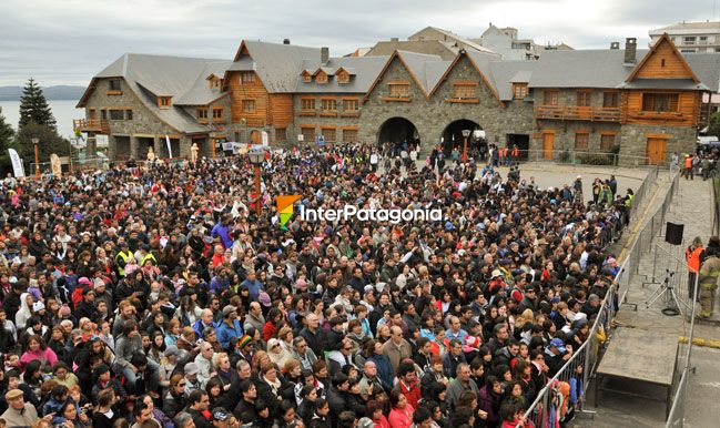 Una muchedumbre se deleita con el chocolate - San Carlos de Bariloche