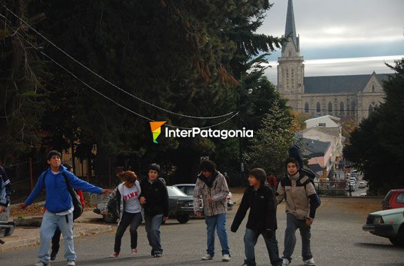 Estudiantes por la calle Beschtedt - San Carlos de Bariloche