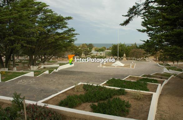 Gran plaza San Martn con vista al mar - Camarones