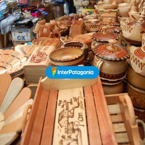 Colores cálidos en el mercado artesanal
