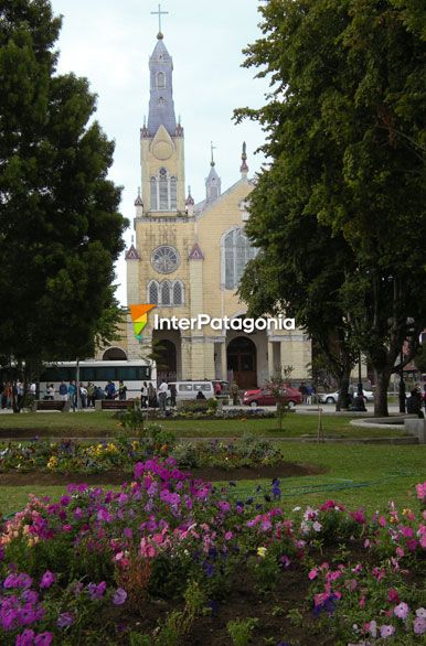 Vista de la iglesia desde la plaza - Castro