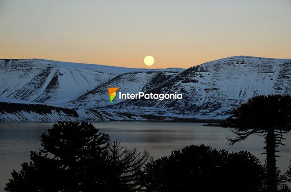 La luna sobre el lago Caviahue - Caviahue