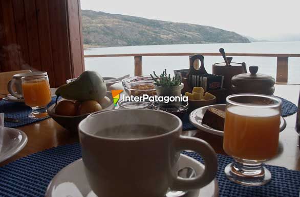 Enrgico desayuno en el logde Terra luna - Chile Chico / Lago G. Carrera