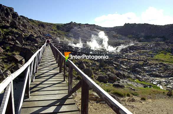 Caminando por las pasarelas de Las Maquinitas - Copahue