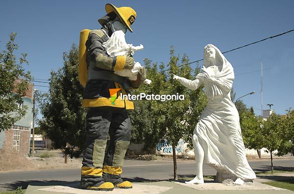 Monumento homenaje al Bombero Voluntario - Cutral-C Plaza Huincul