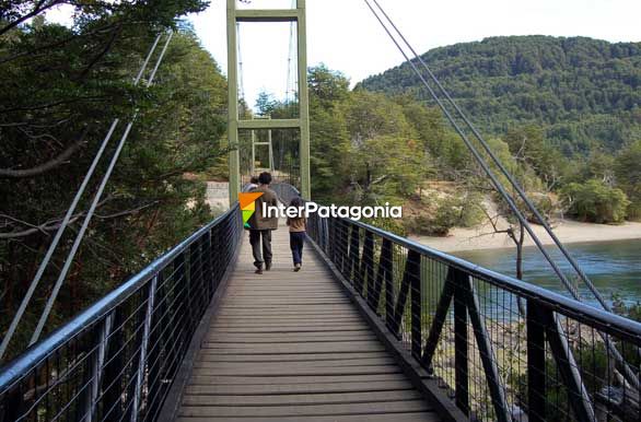 Puente colgante sobre el Arrayanes - El Bolsn