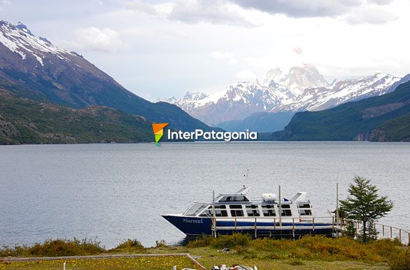 Embarcacin en el Lago del Desierto - El Chaltn