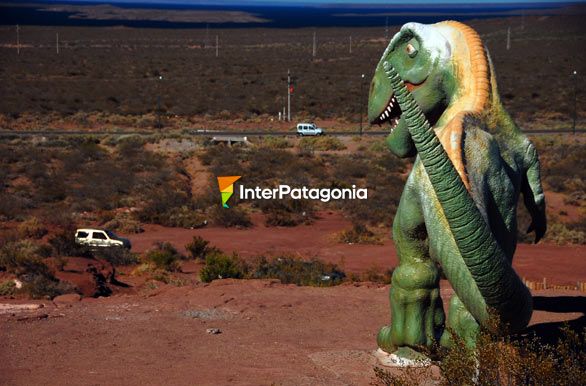 Giganotosaurus observa la ruta a El Chocn - Villa El Chocn