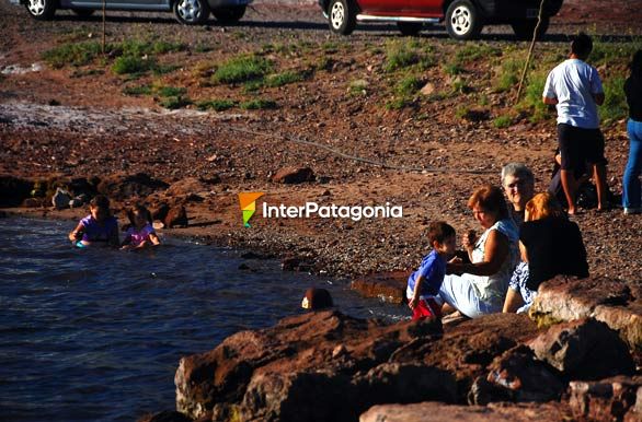 En la costa del lago Ezequiel Ramos Mexa - Villa El Chocn