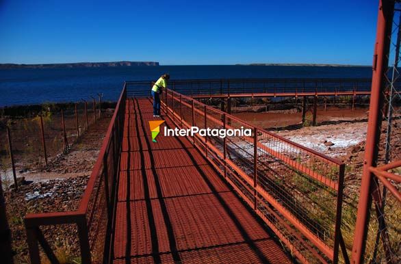 Pasarela para observar las pisadas de dinosaurios - Villa El Chocn