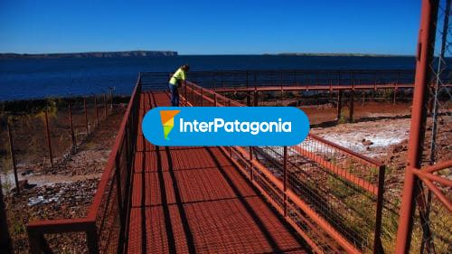 Footbridge to watch dinosaur tracks
