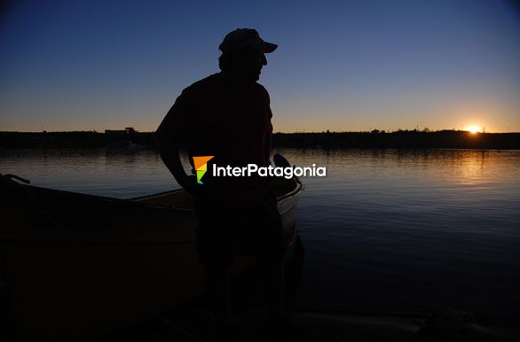 Atardecer en el lago Ezequiel Ramos Mexa - Villa El Chocn