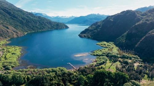 Bahía del Lago Puelo y costa del Río Epuyén