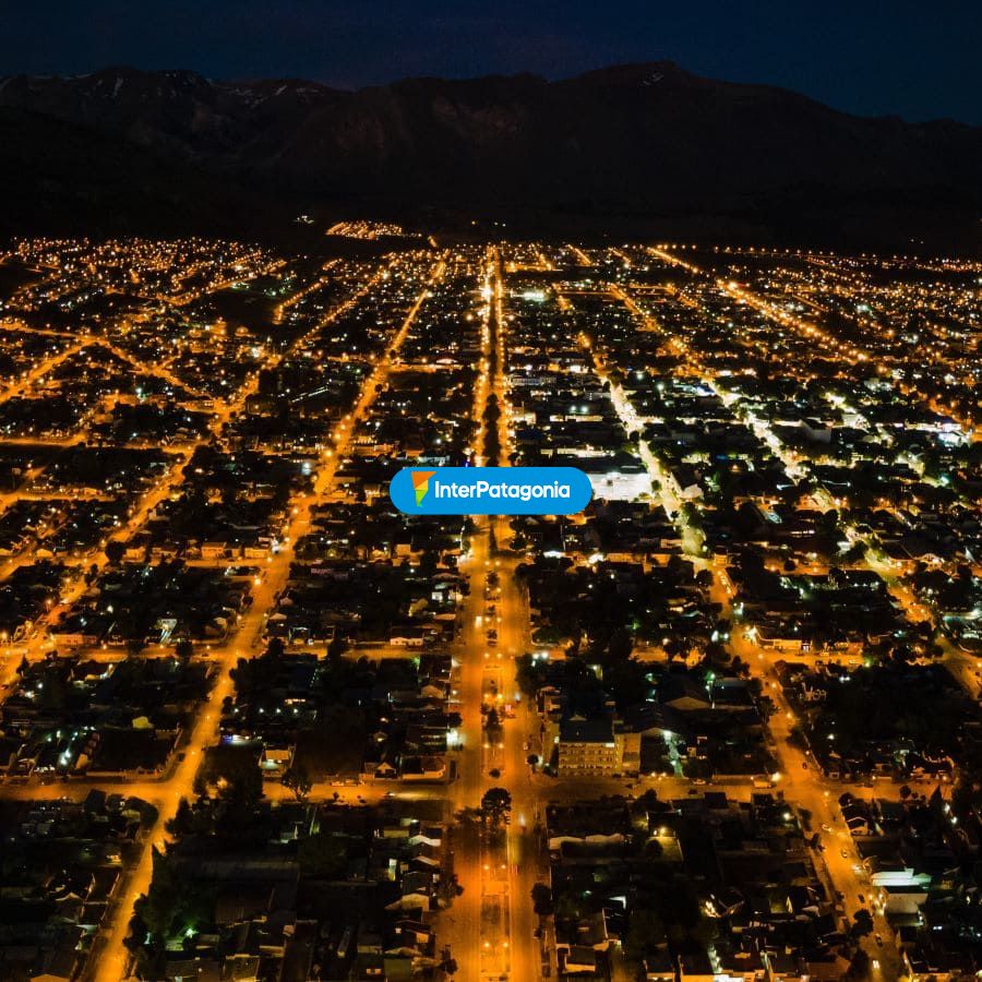 Nocturna ciudad de Esquel - Esquel