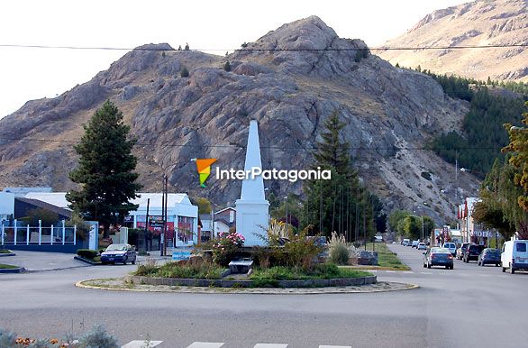 Obelisco en la ciudad - Esquel