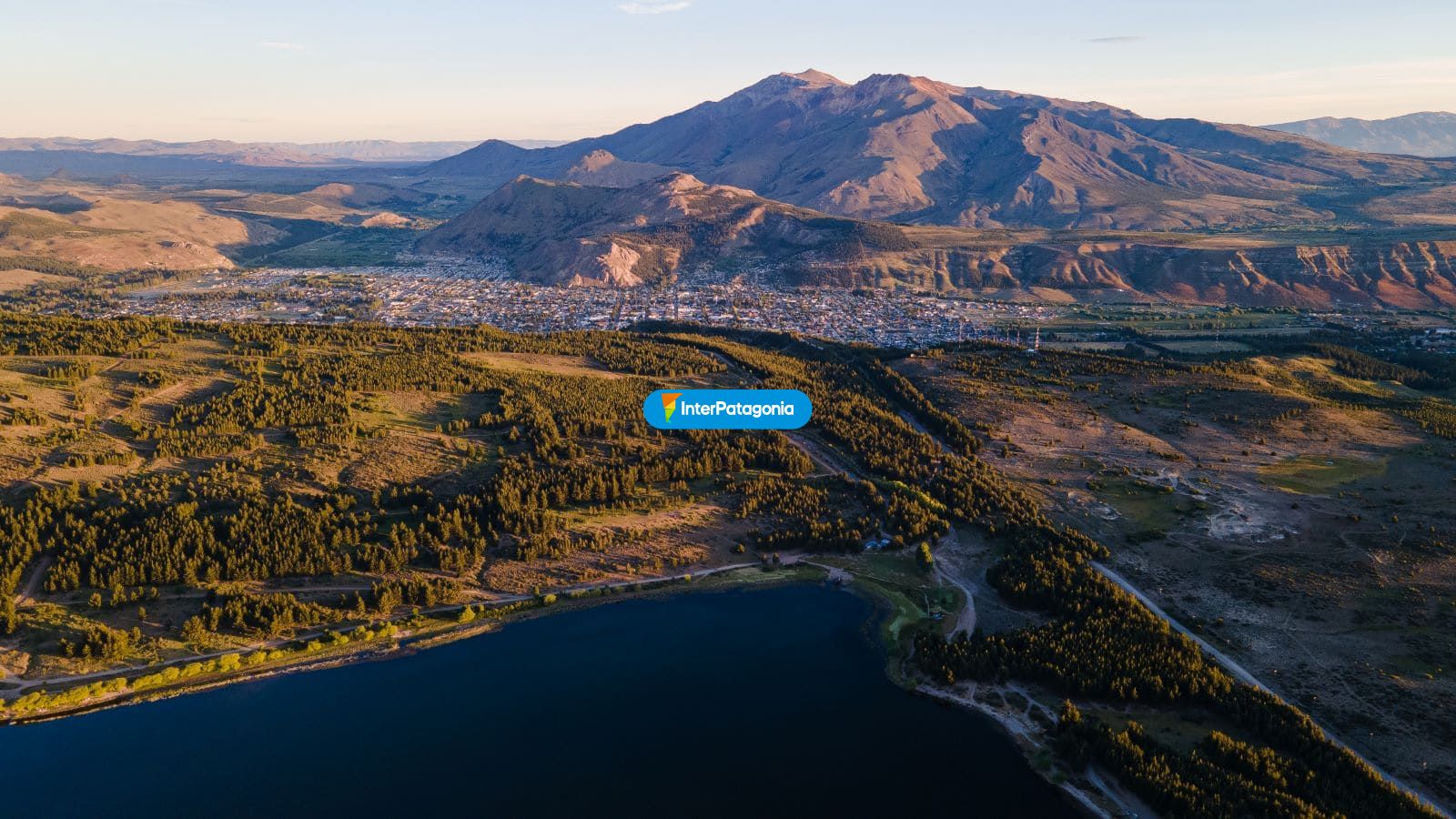 Laguna la zeta y la ciudad de Esquel en verano - Esquel