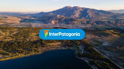 Laguna la zeta y la ciudad de Esquel en verano