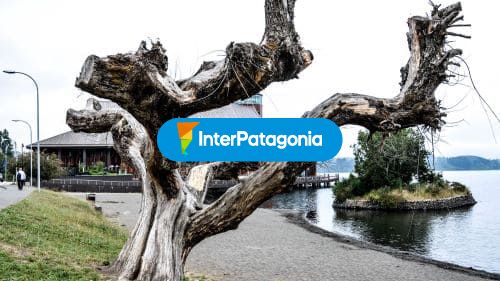 El Teatro del Lago detrás