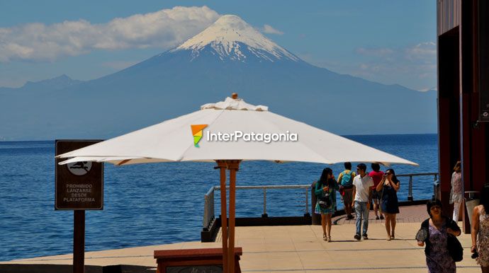 Sombrillas y volcanes, el Osorno - Frutillar