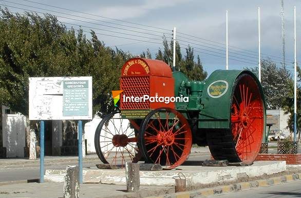 Viejo tractor - Gobernador Gregores