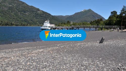 Catamarán en el muelle