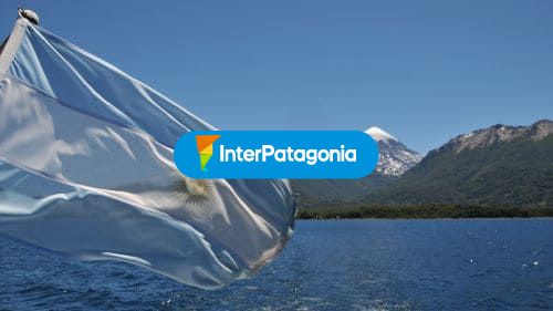 Bandera con el volcán de fondo