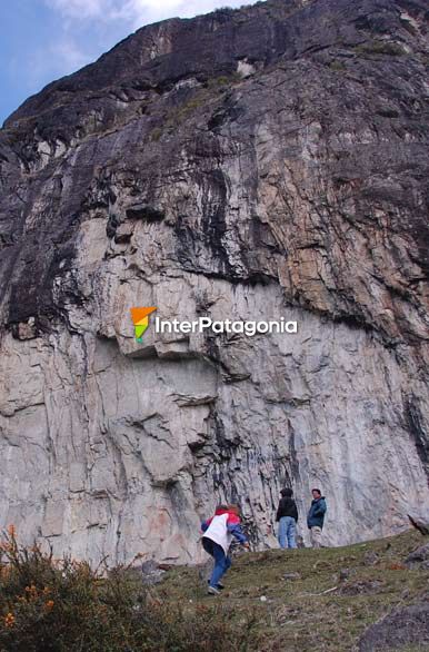 30-meter-high rock walls - Lago Verde