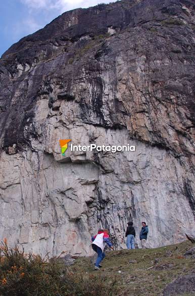 Altos murallones de piedra de unos 30m de altura - Lago Verde